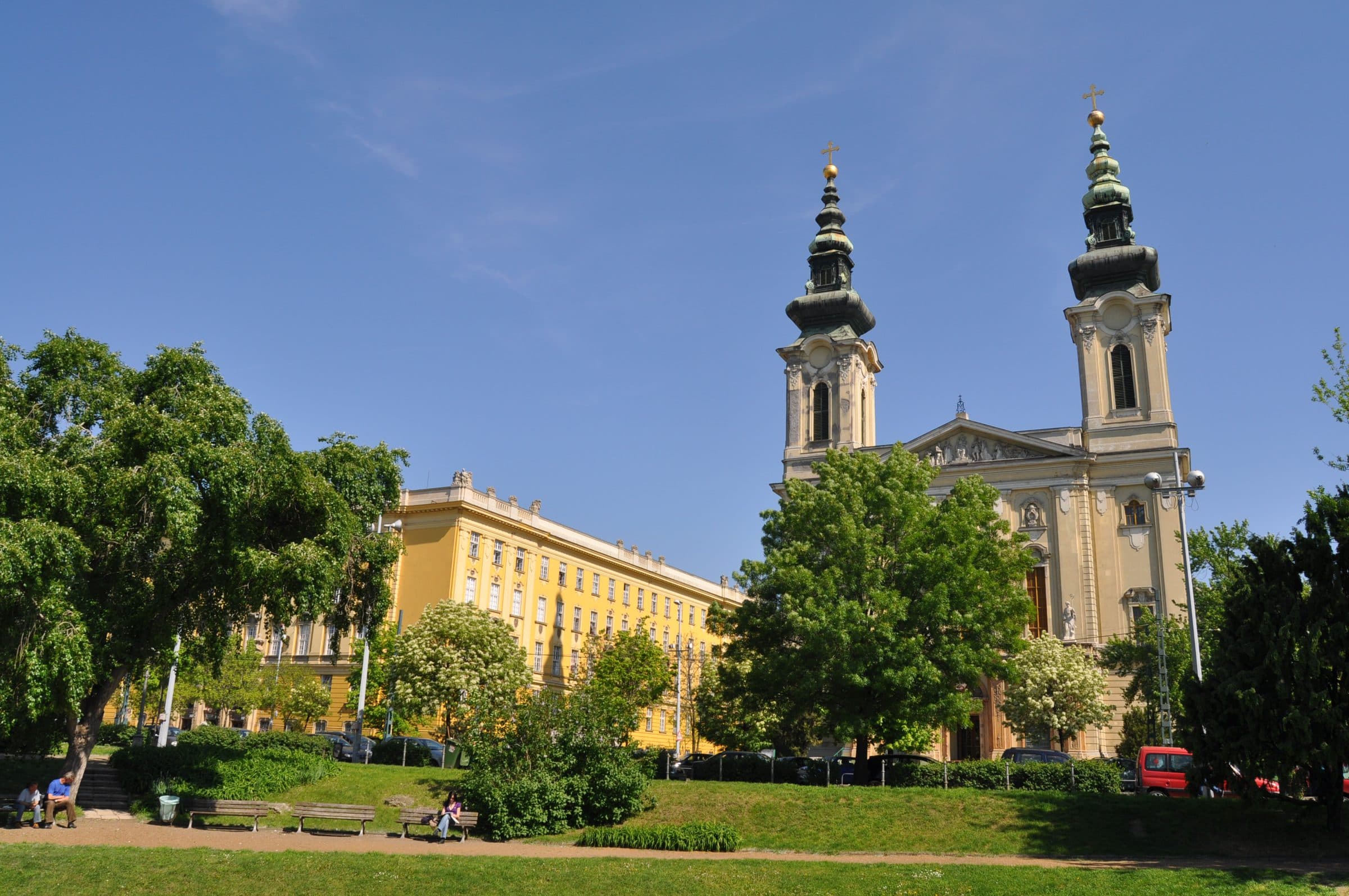 A Szent Imre-templom és a főépület a park felől