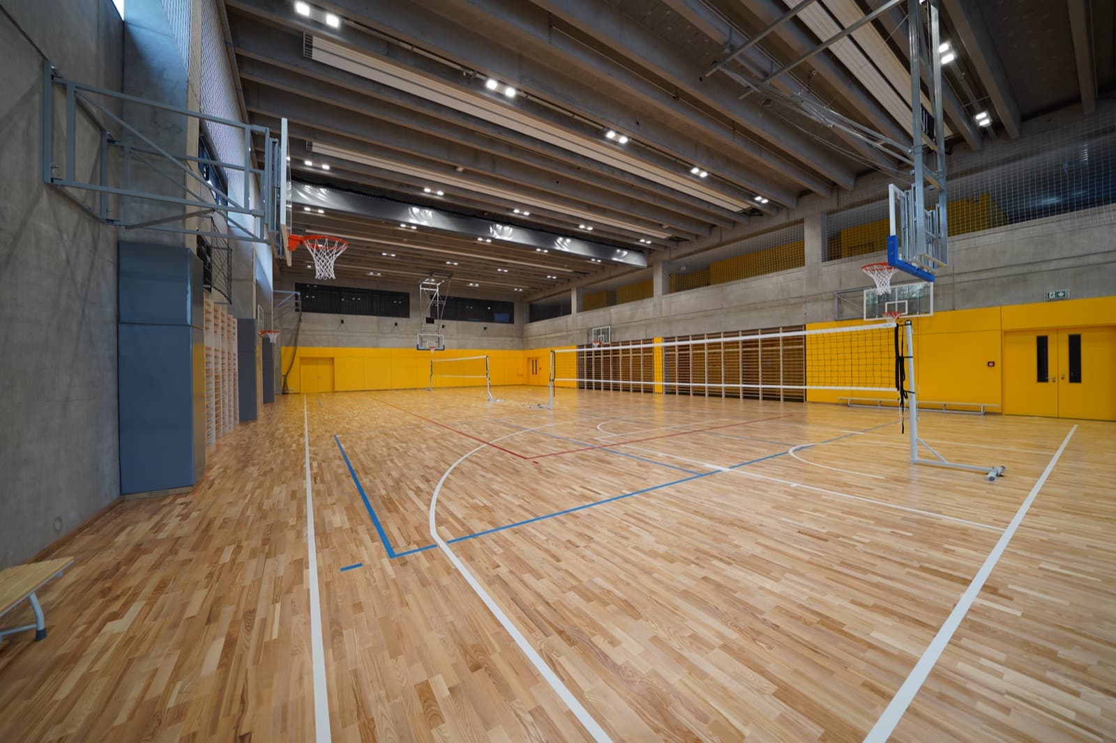 Földszinti sportpálya a sportcsarnokban