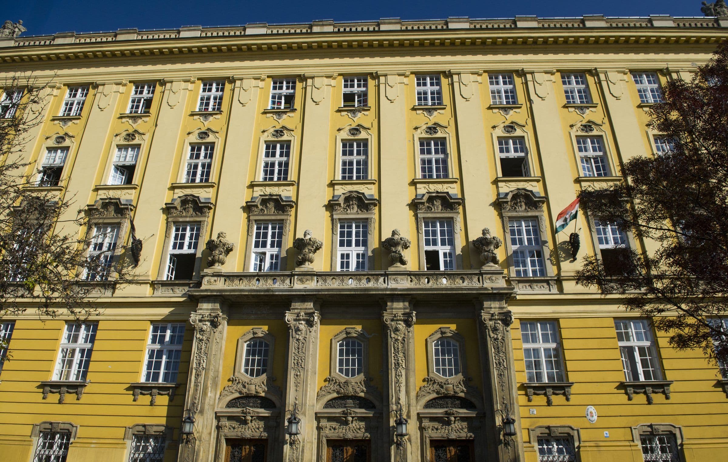 Budai Ciszterci Szent Imre Gimnázium — A főépület barokk homlokzata a főbejárattal